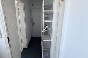Helle, frisch renovierte und voll möblierte 1-Zimmer-Dachgeschosswohnung mit Zusatzraum – Hofgartenweg 4, 93051 Kumpfmühl-Ziegetsdorf-Neuprüll, Regensburg – Vorschaubild 2