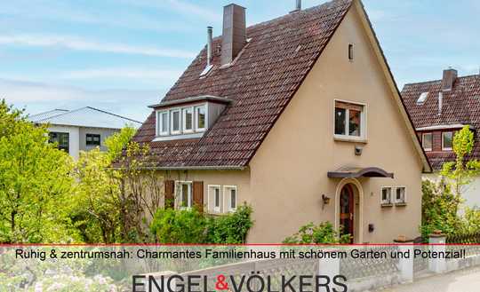 Ruhig & zentrumsnah: Charmantes Familienhaus mit schönem Garten zum Sanieren!