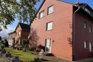 Kapitalanleger aufgepasst: MFH in Vechta
Mehrfamilienhaus mit 3 Wohnungen  – Die vollständige Adresse der Immobilie erhältst du vom Anbieter., 49377 Vechta – Vorschaubild 2