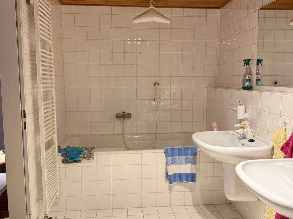 mit Dusche und Wanne