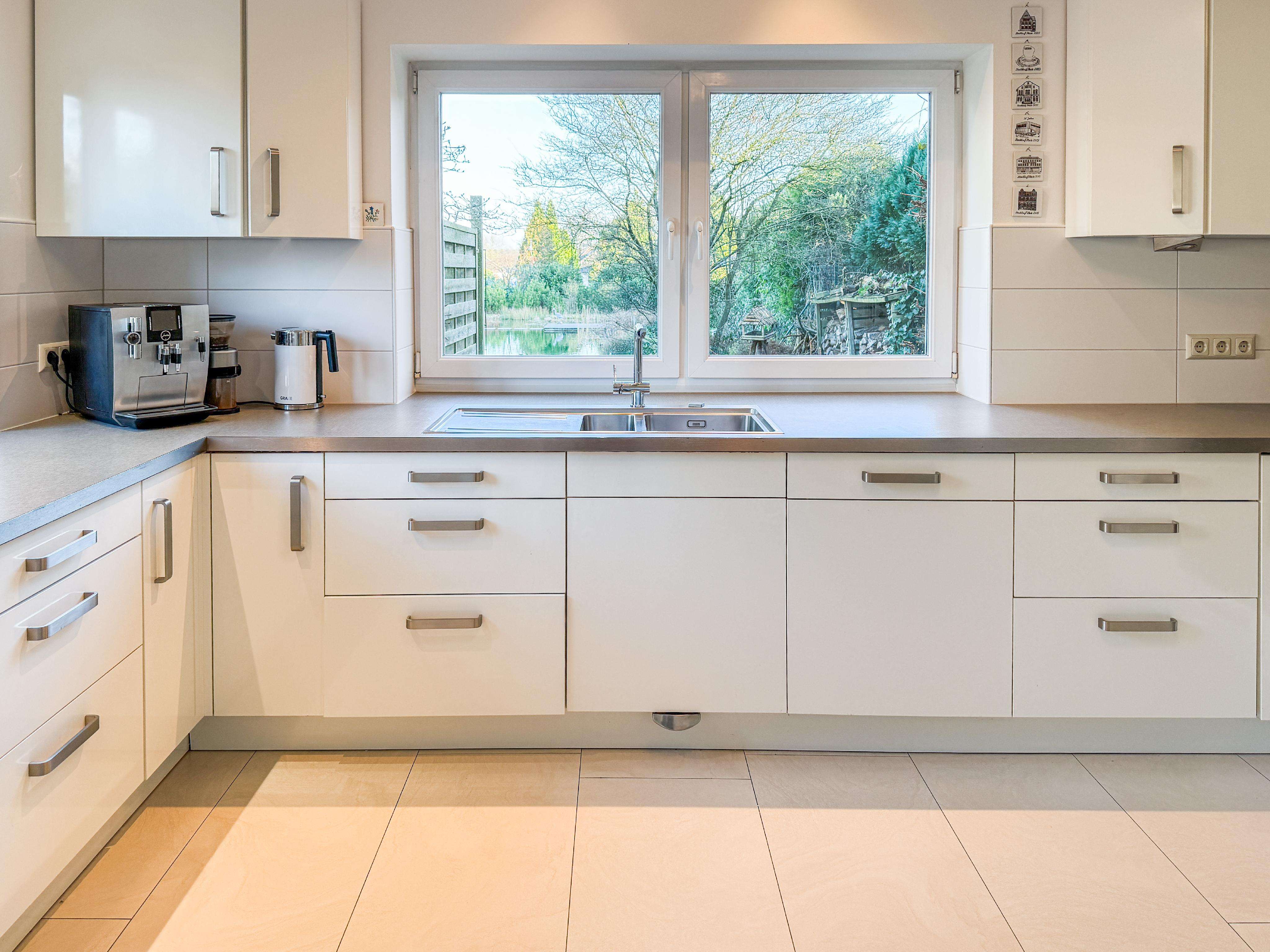 Immobilie in Wesseln - Exklusives Stadthaus                                              Schwimmteich und Sauna - Bild 1