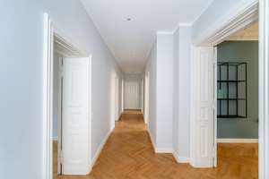 Altbau-Juwel am Comeniusplatz: jetzt indoor-Drohnenflug mit überraschender Raumaufteilung ansehen – Die vollständige Adresse der Immobilie erhältst du vom Anbieter., 10243 Friedrichshain, Berlin – Vorschaubild 7