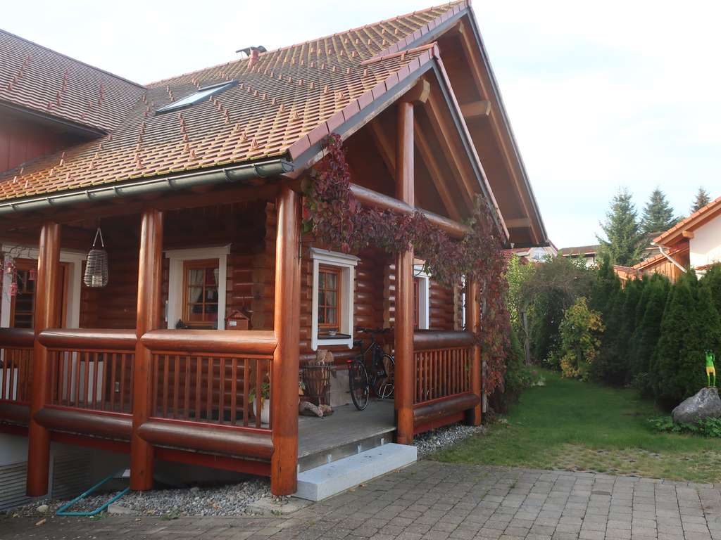 Immobilie in Oberreute - Rarität - massives Allgäuer Blockbohlenhaus unterkellert WF 234 qm 8 Räume ruhige Lage mit Büro-ELW - Bild 0