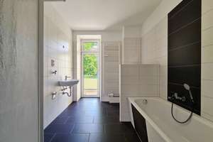 Komfortabel wohnen: Geräumige Wohnküche, überdachter Balkon & Bad mit Wanne/Dusche (Stellplatz mgl.) – Heinrich-Schütz-Straße 124, 9130 Yorckgebiet, Chemnitz – Vorschaubild 1