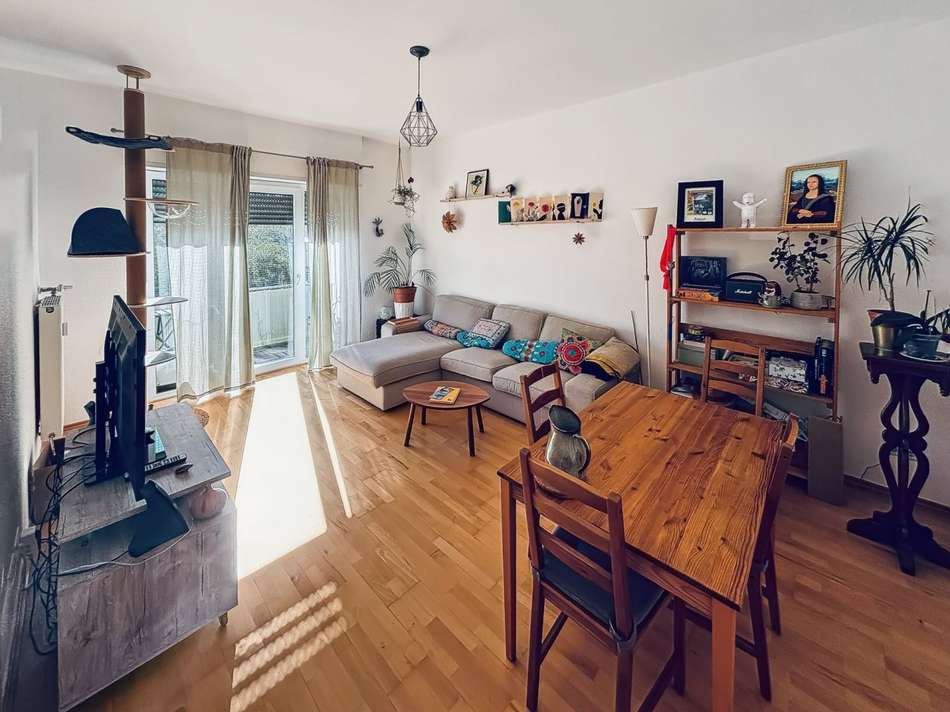 Wohnzimmer mit Balkon