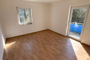 bezugsfertig: Charmante 3-Zimmer-Wohnung mit Balkon und Boden – Auf dem Loh 18, 58840 Plettenberg – Vorschaubild 1