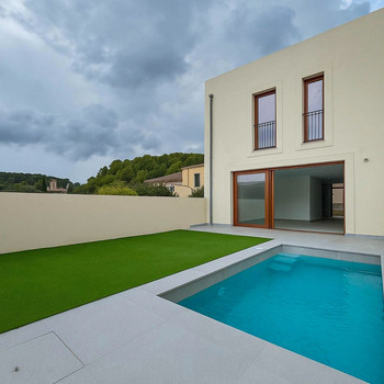 NEU GEBAUTES REIHENHAUS IN MANCOR DE LA VALL MIT POOL UND GARAGE