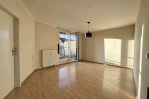 Attraktive 2-Zimmer-Dachgeschosswohnung mit Balkon, Stellplatz und neuer Einbauküche in Huckingen
