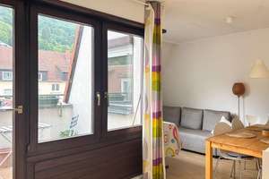 Freundliche vermietete Dachgeschosswohnung mit Loggia in HD-Weststadt – Die vollständige Adresse der Immobilie erhältst du vom Anbieter., 69115 Weststadt, Heidelberg – Vorschaubild 2