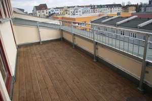 vermietete 4- Raumwohnung mit Dachterrasse, Einbauküche, Vollbad mit Eckbadewanne und Laminat