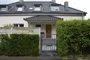 Geschmackvolle, modernisierte 2-Raum-DG-Wohnung in Köln Ostheim mit moderner Einbauküche – Frankfurter Str. 601, 51107 Köln – Vorschaubild 1