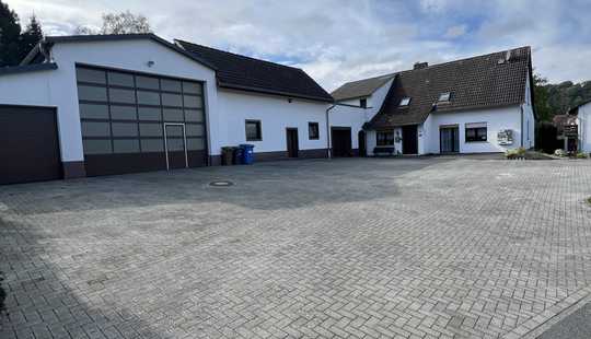 Bild von Zweifamilienhaus mit moderner Halle/ Wohn- und Geschäftshaus