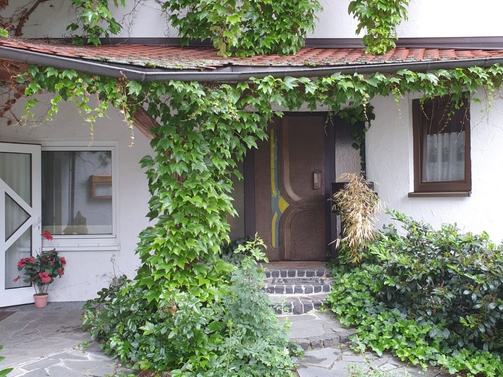 Attraktives Wohnhaus mit großzügiger Gästewohnung und