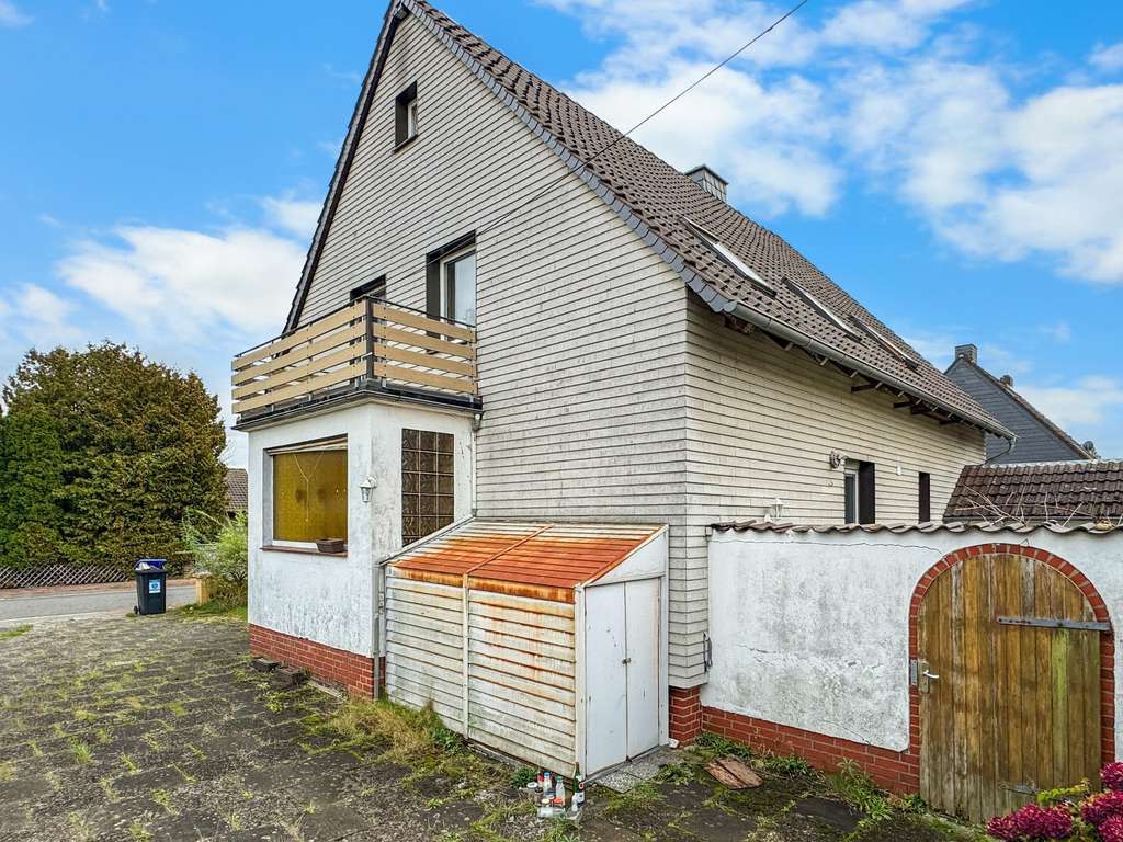 Immobilie in Uetze - Freistehendes Ein/Zweifamilienhaus mit Garage und großem Grundstück - Bild 1