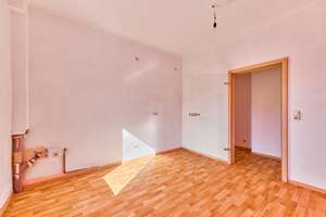 Viel Platz und zahlreiche Möglichkeiten – Wohnhaus mit Entwicklungspotenzial in Geisenheim OT – Die vollständige Adresse der Immobilie erhältst du vom Anbieter., 65366 Geisenheim – Vorschaubild 3