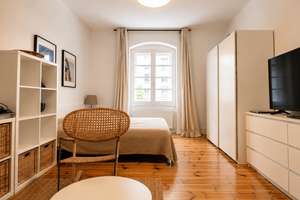 Stilvolle Altbauwohnung mit Einbauküche und klassischem Dielenboden – Die vollständige Adresse der Immobilie erhältst du vom Anbieter., 13581 Spandau (Ortsteil), Berlin – Vorschaubild 2