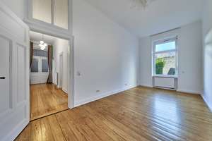 BEL ÉTAGE! 4-Room Historic Apartment - 2 Balconies, Fitted Kitchen & Wellness Oasis *13-Min to Clay* – Die vollständige Adresse der Immobilie erhältst du vom Anbieter., 65185 Mitte, Wiesbaden – Vorschaubild 9