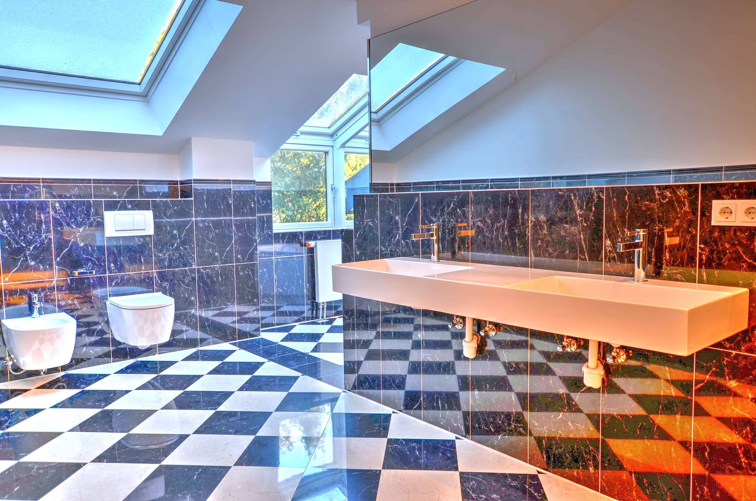 Immobilie in Grünwald - MÜNCHEN-GRÜNWALD: SONNIGES DACHGESCHOSSJUWEL MIT EXQUISITER AUSSTATTUNG! - Bild 0