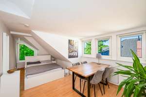 Oben drüber nur der Himmel -  Ihre stilvolle Dachgeschosswohnung in Groß Flottbek. – Die vollständige Adresse der Immobilie erhältst du vom Anbieter., 22607 Groß Flottbek, Hamburg – Vorschaubild 2