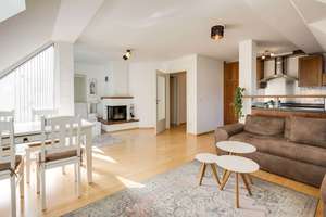 Am Mühlbach-Grünzug: Lichterfüllte 3-Zimmer-Maisonette-Wohnung mit Kamin und Dachterrasse