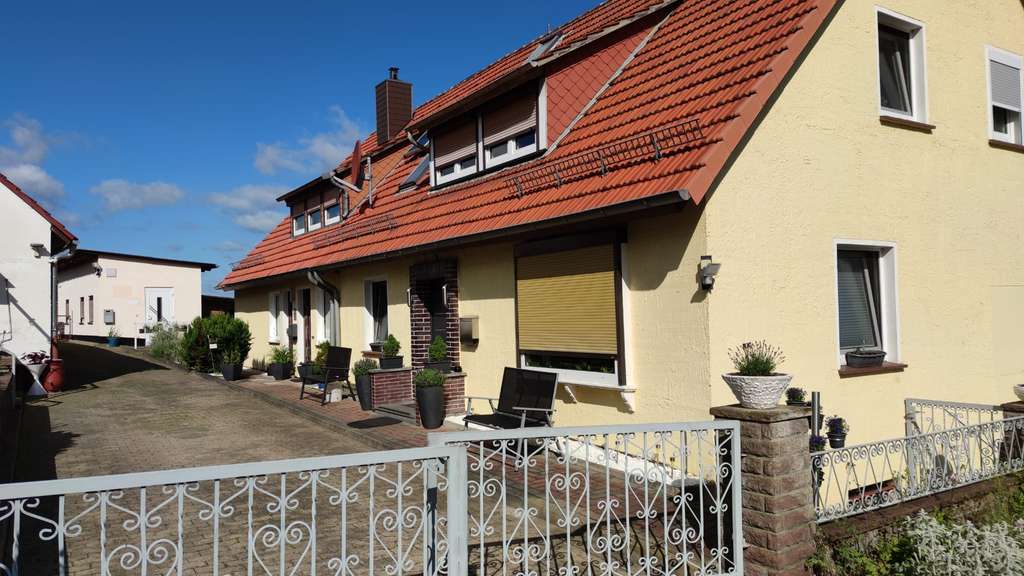 Immobilie in Nörten-Hardenberg - Tolles 2-3 Familienhaus mit tollem Ausblick zur Burg Hardenberg - Bild 1