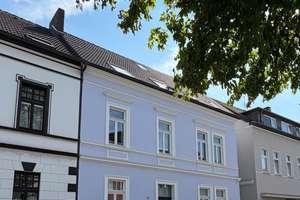 Wohnen mit Flair: Kernsanierte Altbauwohnung mit Küche und Dachterrasse