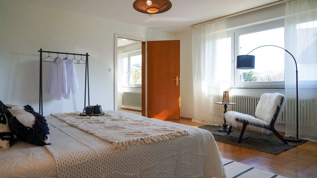 Immobilie in Engelsbrand - Gepflegtes Zweifamilienhaus mit großem Grundstück, Garage und Carport - Bild 4