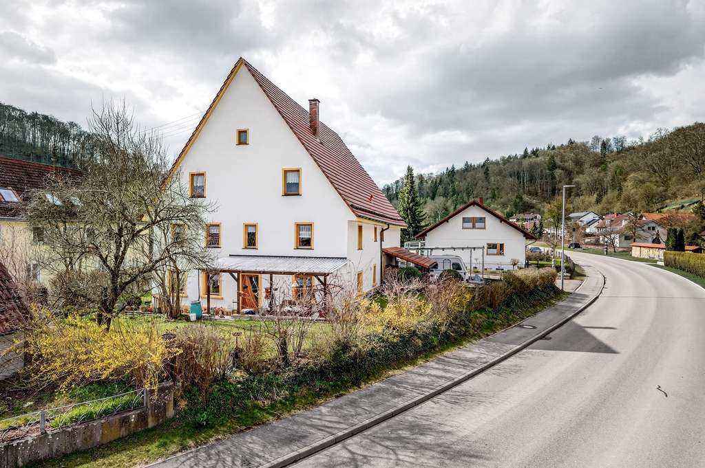 Immobilie in Schelklingen - Viel Platz für Ideen – Wohnhaus mit Scheune, Werkstatt und großem Garten - Bild 1