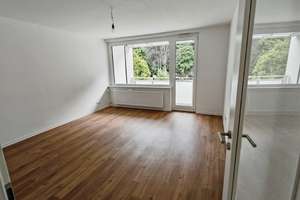 Frisch modernisiert! Ruhige & günstige 3-ZKB mit Balkon am Waldrand in Oberursel-Nord – Die vollständige Adresse der Immobilie erhältst du vom Anbieter., 61440 Oberursel (Taunus) – Vorschaubild 2