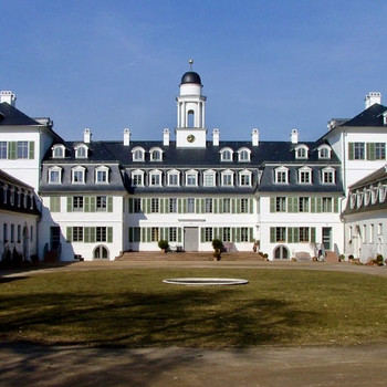 Möblierte Salon-Maisonette im Schloss mit Main- und Parkblick - TG - EBK