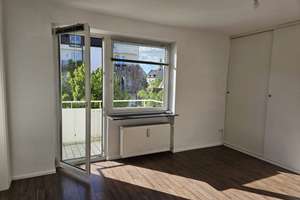 Ruhige 1-Zimmer-DG-Wohnung mit Einbauküche in Obergiesing mit Weitblick, Teilmöbeliert – Die vollständige Adresse der Immobilie erhältst du vom Anbieter., 81539 Obergiesing, München – Vorschaubild 2