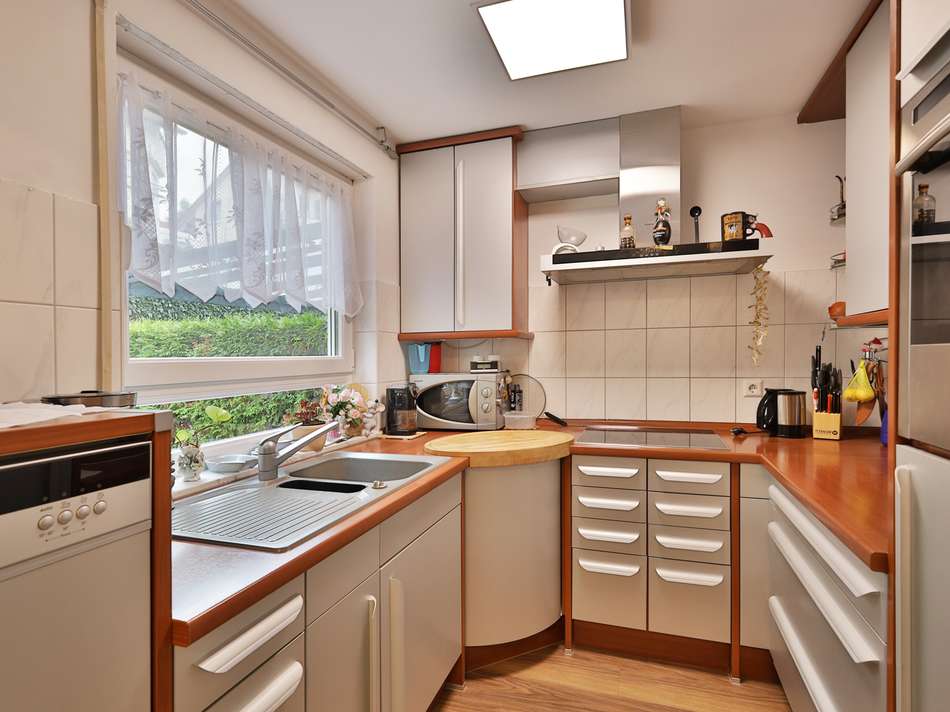 Helle Küche mit Blick auf d...