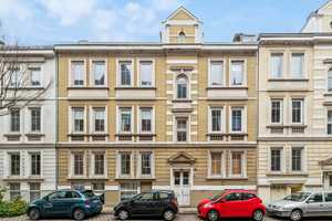 Charmante 3-Zimmer-Hochparterre-Wohnung mit Potenzial in zentraler Lage – Hamburg – Vorschaubild 1