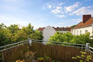 Charmante Altbauwohnung mit großem Balkon im ruhigen Hinterhaus