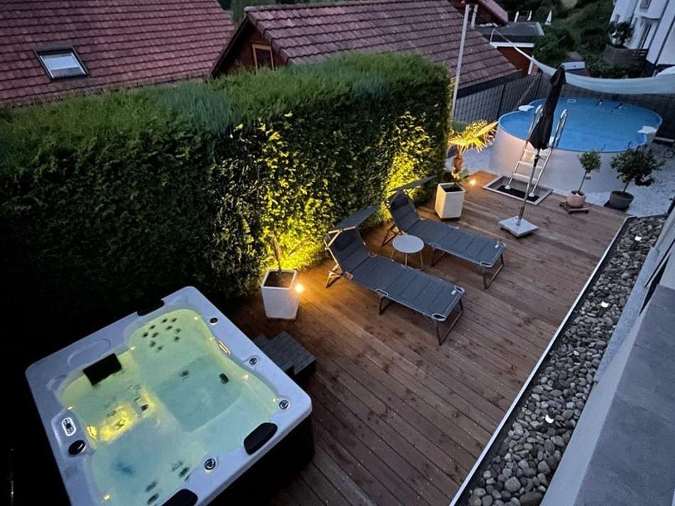 Poolanlage bei Nacht