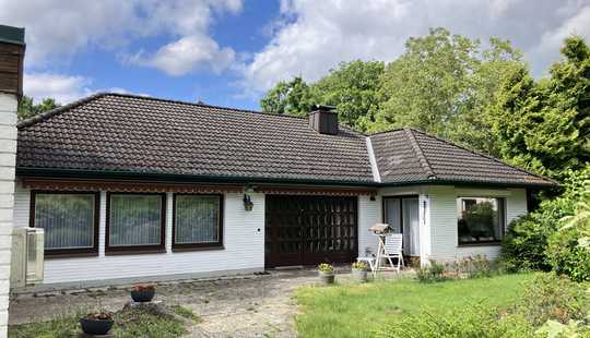 Bild von Walmdach Einfamilienhaus in Toplage von Duvenstedt für eine Kernsanierung
