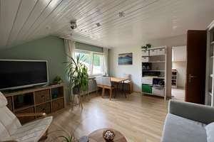 Gepflegte 2-Zimmer-Dachgeschosswohnung mit Einbauküche in Pforzheim-Sonnenberg