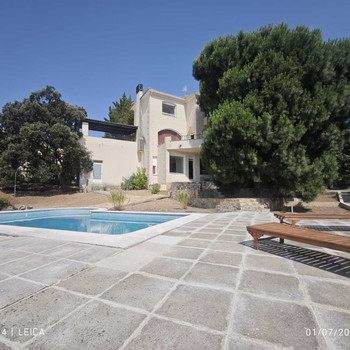 DESIGNER-EINFAMILIENHAUS MIT PRIVATEM POOL UND SCHÖNEM GRUNDSTÜCK.