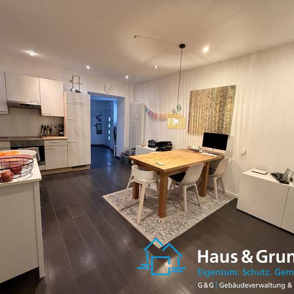 *** Moderne 4-Zimmer-Wohnung mit Stellplatz & zwei Bädern ***