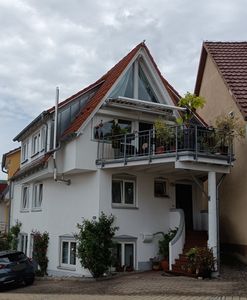 Wohnen mit unverbaubarem Achalmblick, modernes Wohnhaus mit separatem Einlieger-Apartment
