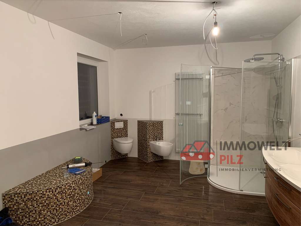 Immobilie in Sinntal - Exklusives Familiendomizil mit Einliegerwohnung, Pool und weitläufigem Grundstück - Bild 4