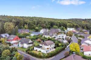Geräumiges Zwei-Familien-Haus mit großem Garten in ruhiger Toplage in Rodenbach! – Main-Kinzig-Kreis – Vorschaubild 1