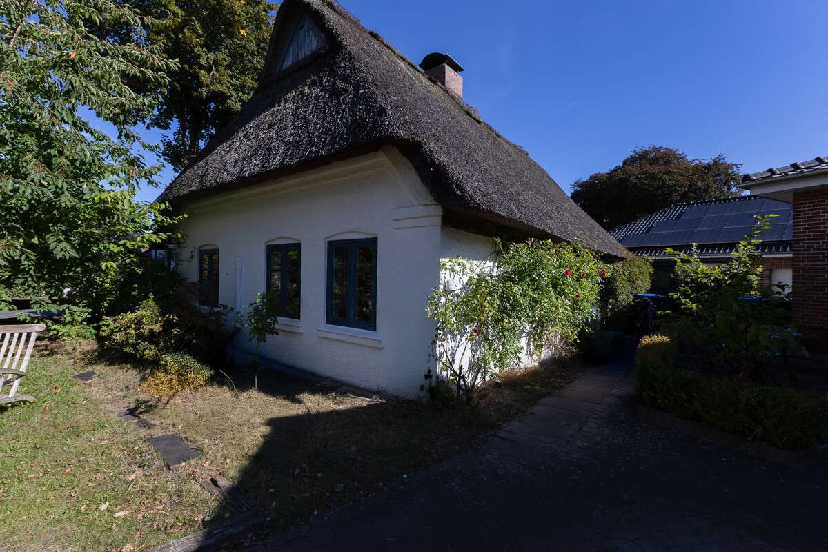 Charmantes Reetdachhaus mit Ausbaureserve im Dachboden, Steinburg Kreis – Bild 1