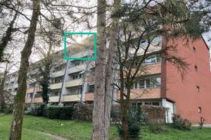 Gute Aussicht: Unrenovierte Zwei-Zimmer-Wohnung im Dachgeschoss