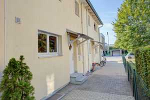 ROGERS: Helles Reihenhaus mit sichtbaren Holzbalken und Garten – Fürstenfeldbruck (Kreis) – Vorschaubild 16