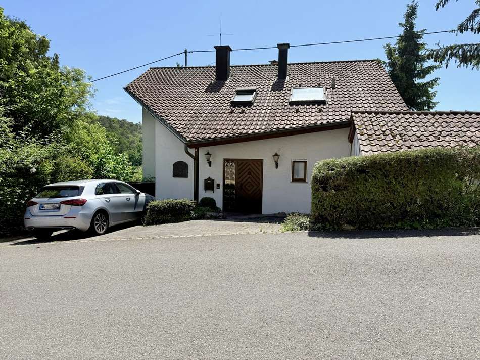 Haus mit Stellplätzen davor