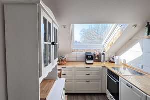 Großzügige Dachgeschosswohnung m. 3 Schlafz., 2 vollwert. Bädern und außergewöhnlichem  Platzangebot – Die vollständige Adresse der Immobilie erhältst du vom Anbieter., 40593 Urdenbach, Düsseldorf – Vorschaubild 4