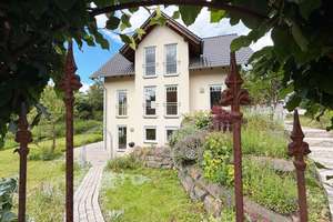 Familienfreundliches Architektenhaus mit Einliegerwohnung und Naturgarten in Linz am Rhein – Die vollständige Adresse der Immobilie erhältst du vom Anbieter., 53545 Linz am Rhein – Vorschaubild 1