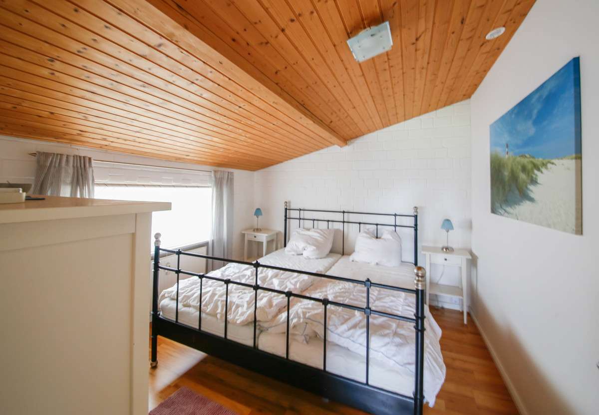 Immobilie in Gelting - Reetdachkate an der Ostsee in idyllischer Alleinlage mit drei Wohnungen  + 2,2 ha Land - Bild 9