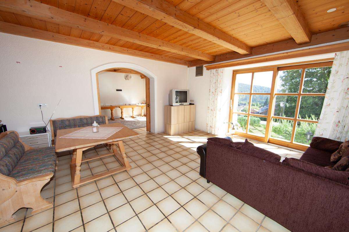 Immobilie in Bayerisch Eisenstein - Geräumiges Haus mit Arberblick -  bis zu 5 Wohnungen - Bild 2